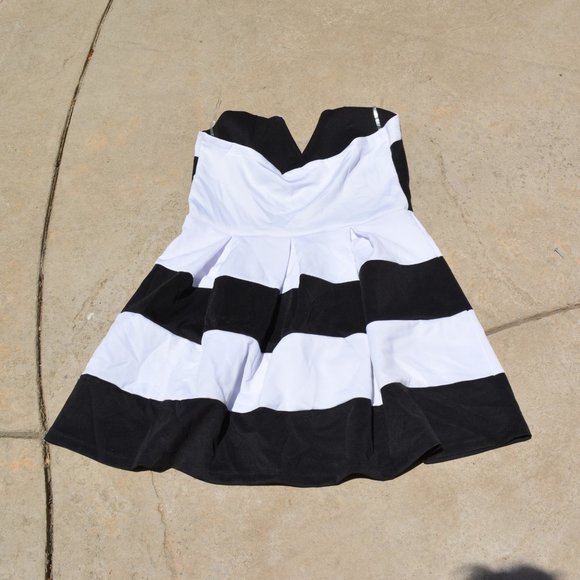 Sleeveless Structured Dress - Picture 2 of 3